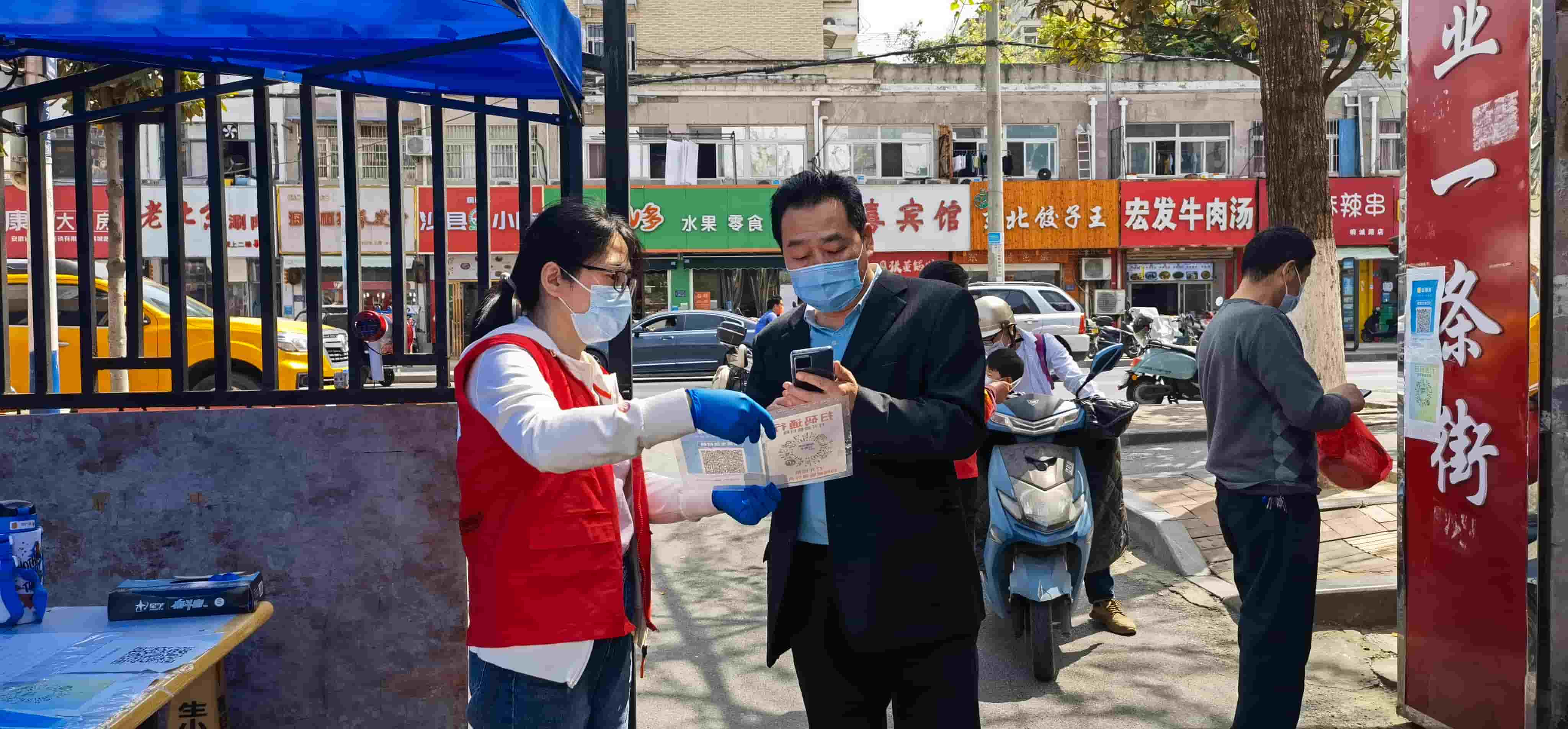 freecompress-2022年4月，東華科技志愿服務隊協助社區在桐江新村小區開展兩碼查驗工作