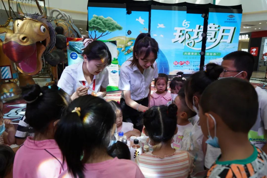 2022年6月3日，東華科技所屬東華天業公司聯合新疆建設兵團第八師石河子市生態環境局在新疆萬達商場舉辦“共建清潔美麗世界”六五環境日公益宣傳活動