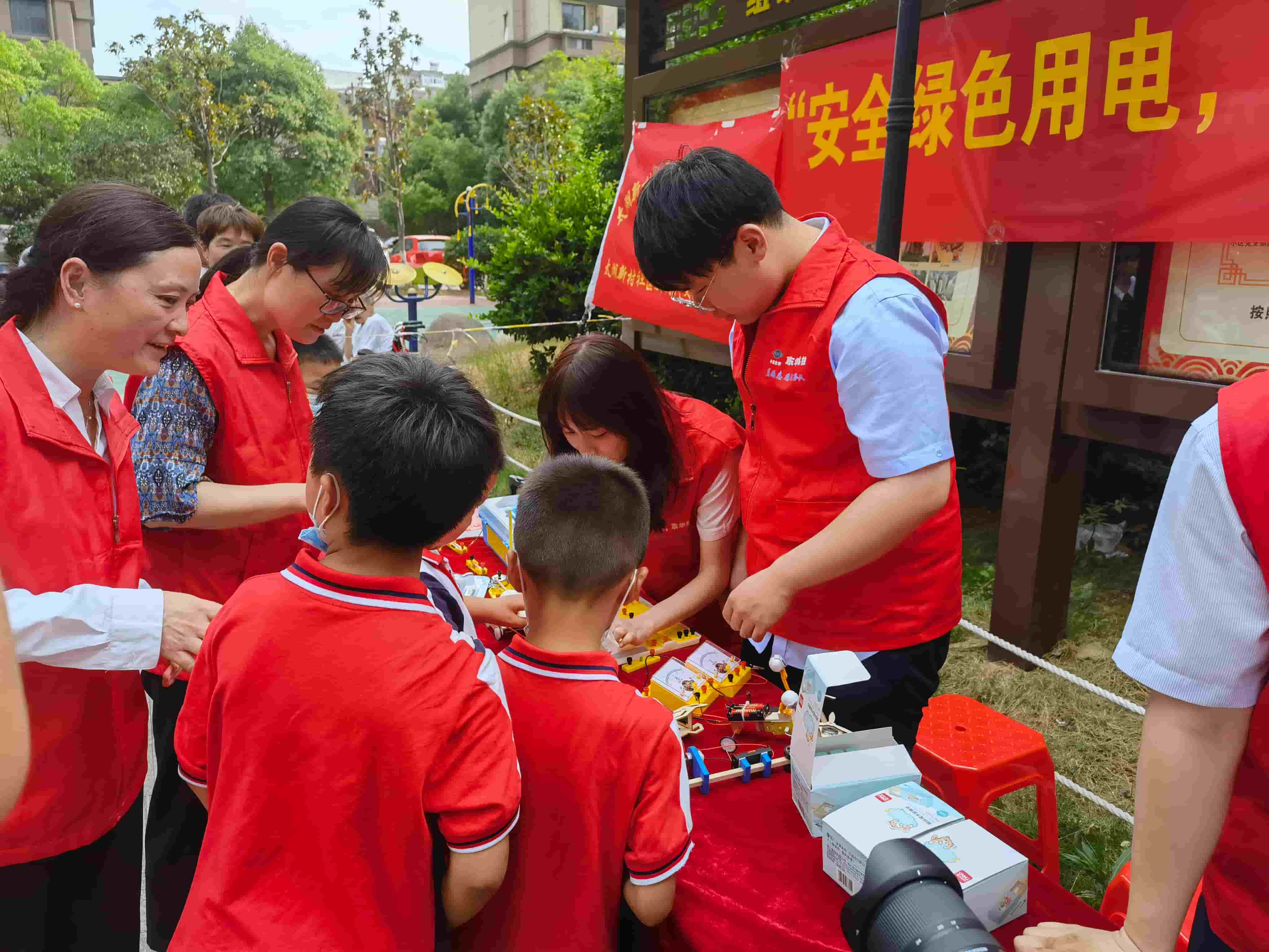 2021年6月21日，藍鴿志愿服務隊前往社區開展“安全用電，安全你我”志愿活動（1）