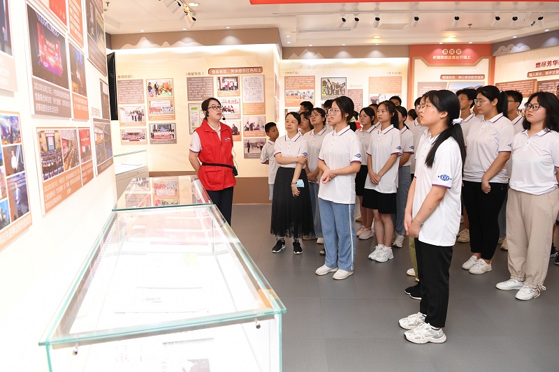 2022年8月13-14日，組織20余名革命老區優秀中學生，走進東華科技開展“致敬時代楷模，爭當國之棟梁”的研學活動，同時前往安徽名人館、安徽創新館參觀學習（1）